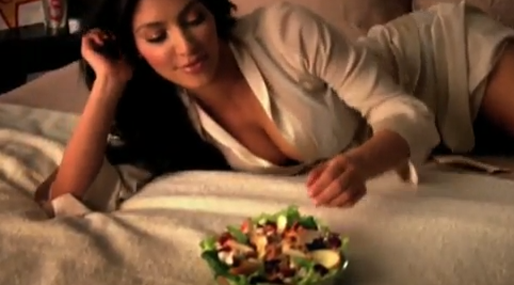 Kim äter en sallad i sängen. Hamburgare hoppade hon alltså. Kim äter en sallad i sängen. Hamburgare hoppade hon alltså.